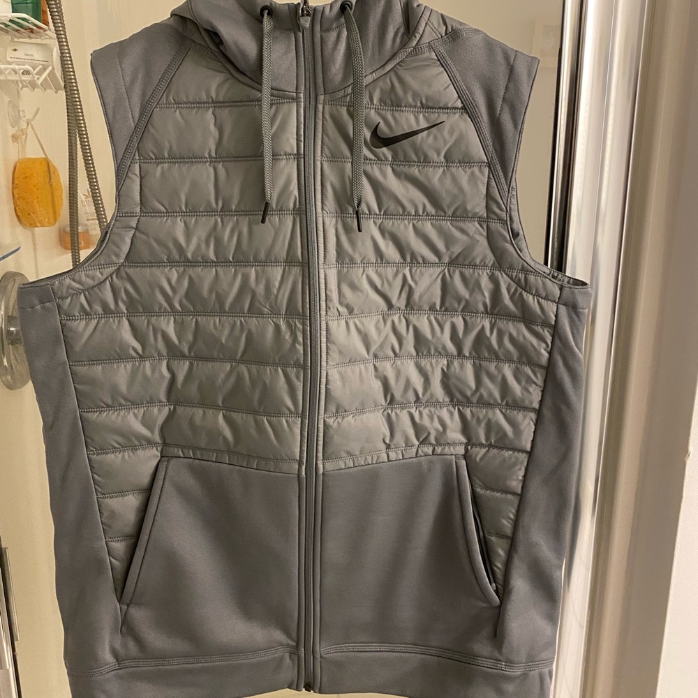 Men’s like new Nike hooded vest